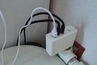 Nechávate nabíjačku v zásuvke?