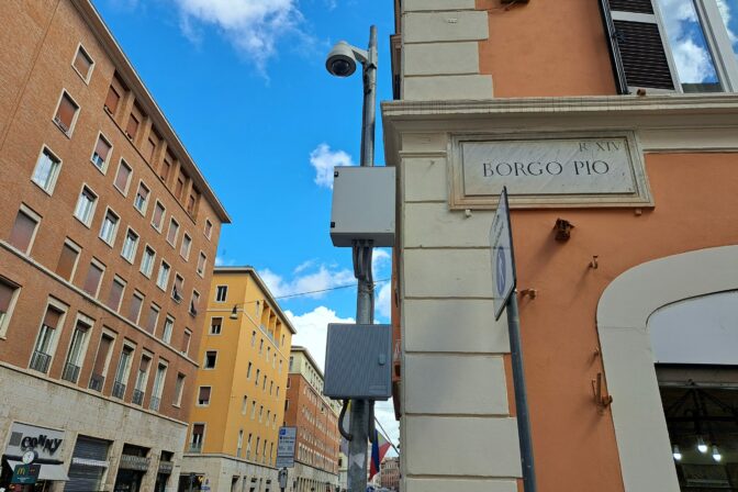 Ulica Borgo Pio v Ríme v susedstve s Vatikánom pred začiatkom konkláve