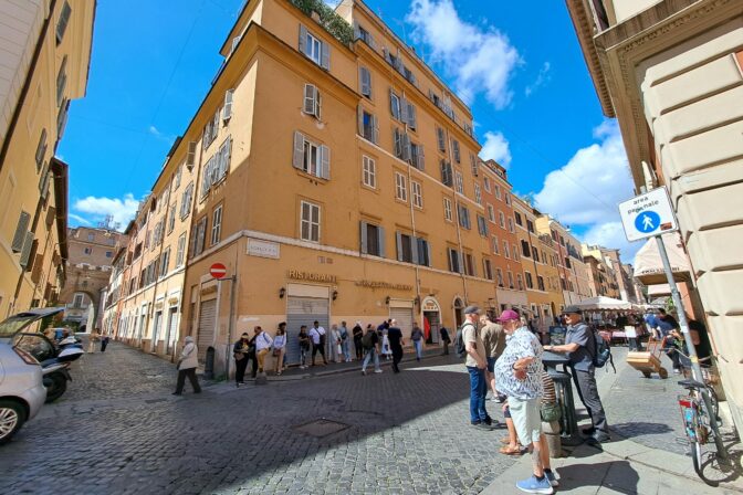 Ulica Borgo Pio v Ríme v susedstve s Vatikánom pred začiatkom konkláve