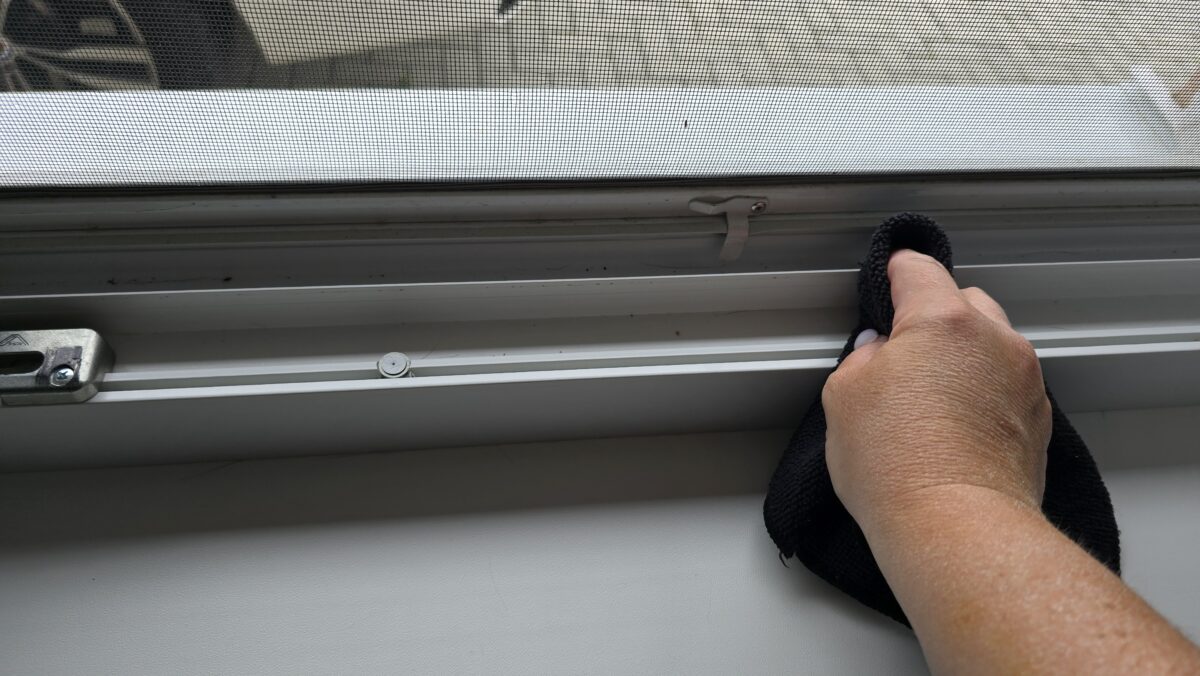 čistenie okenného rámu