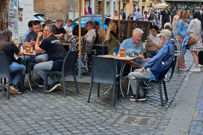 Ulica Borgo Pio v Ríme v susedstve s Vatikánom pred začiatkom konkláve