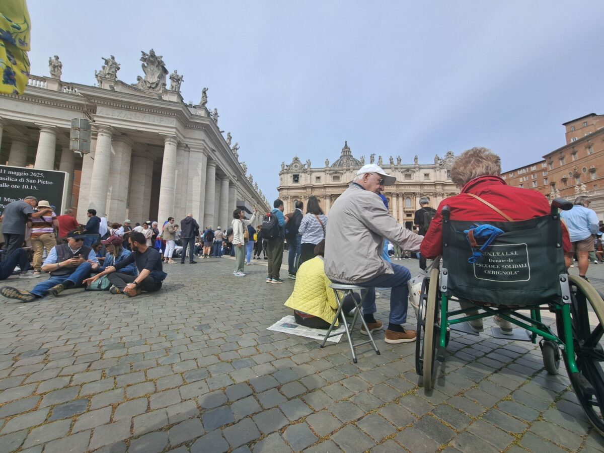 Turisti a pútnici na Námestí sv. Petra vo Vatikáne čakajúci na modlitbu Raduj sa, nebies kráľovná s pápežom Levom XIV. Vatikán, 11. máj 2025.