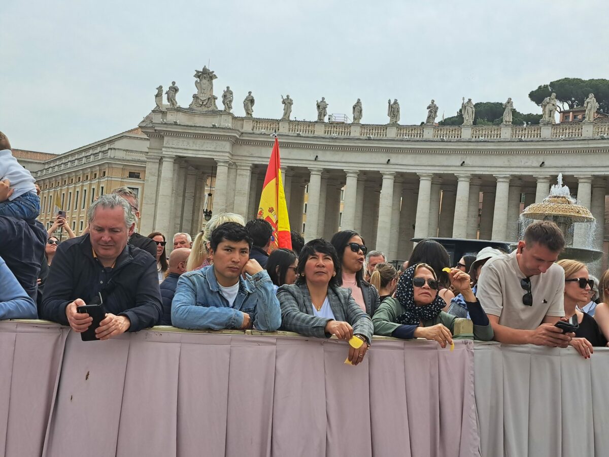Turisti a pútnici na Námestí sv. Petra vo Vatikáne čakajúci na modlitbu Raduj sa, nebies kráľovná s pápežom Levom XIV. Vatikán, 11. máj 2025.