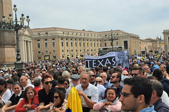 Turisti a pútnici na Námestí sv. Petra vo Vatikáne čakajúci na modlitbu Raduj sa, nebies kráľovná s pápežom Levom XIV. Vatikán, 11. máj 2025.