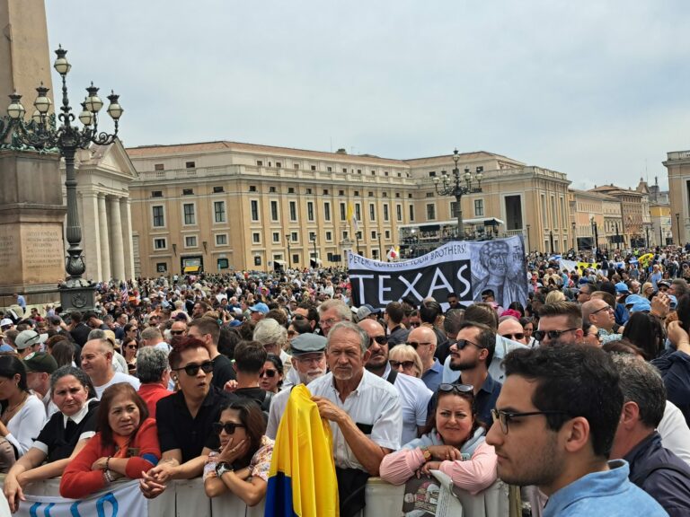 Turisti a pútnici na Námestí sv. Petra vo Vatikáne čakajúci na modlitbu Raduj sa, nebies kráľovná s pápežom Levom XIV. Vatikán, 11. máj 2025.