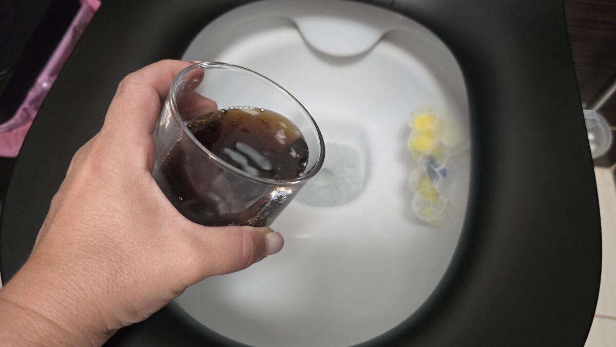 nalievanie coly do toaety