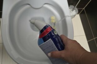 čistenie toalety