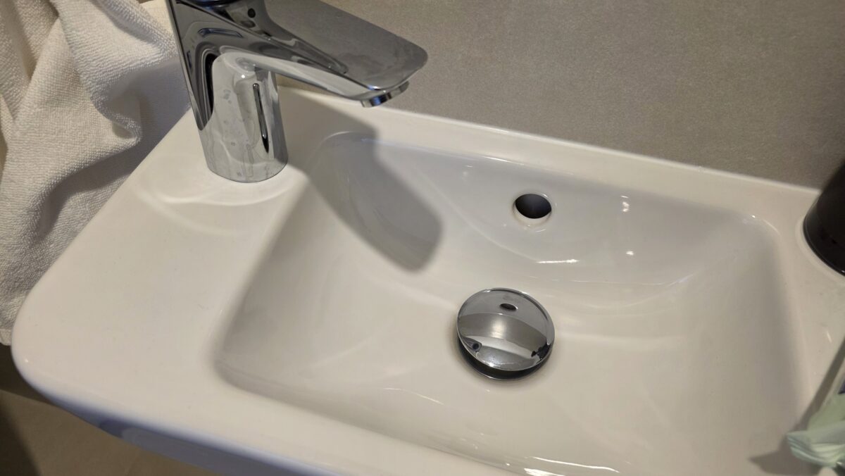 malý otvor pod vodovodnou batériou