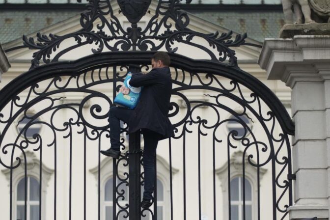 Matovic na brane UV SR.jpg