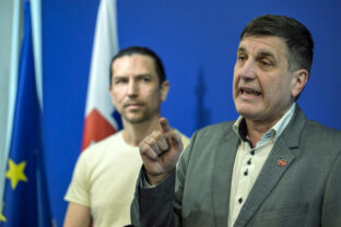 ODBORY: Pracujúci na kolenách, manažéri v luxuse