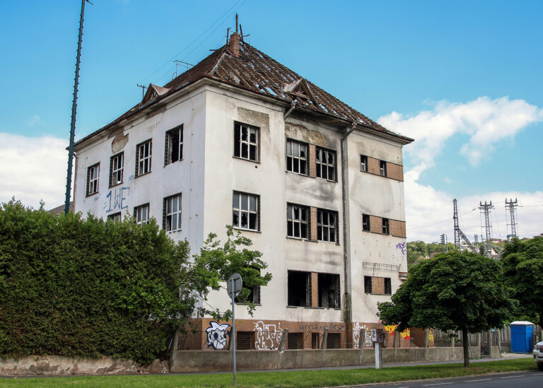 budova opustena obloha stromy