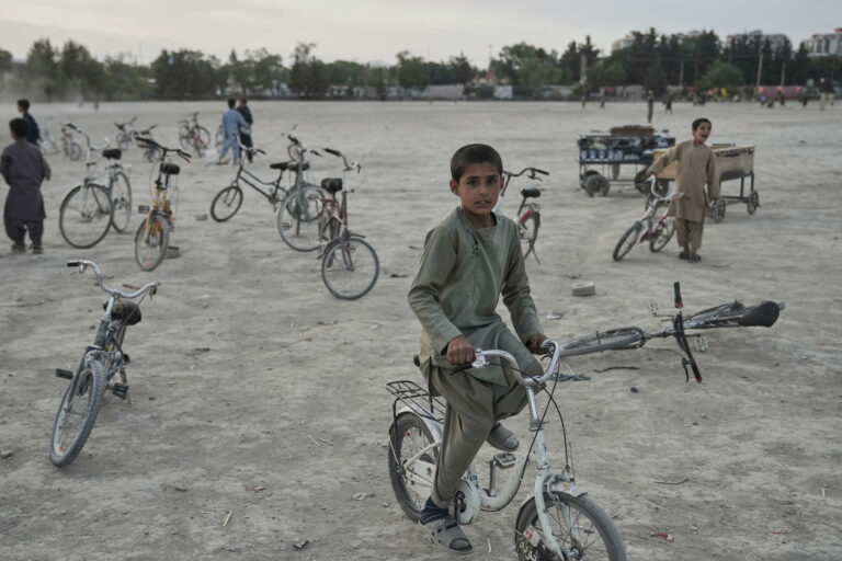 Deiťa deti bicykel piesok