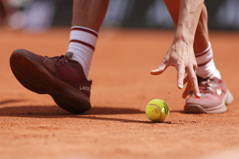 loptička tenis tenisová antuka ruka