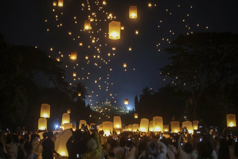 oslava Buddha lampáše ľudia Indonézia