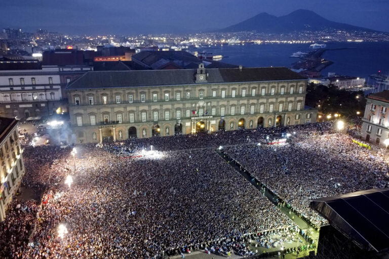 ľudia námestie Taliansko futbal