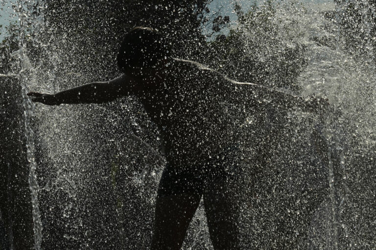 chlapec dieťa kvapky fontána teplo