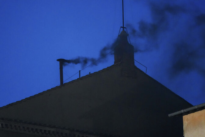 V stredu stúpol z komína Sixtínskej kaplnky čierny dym.