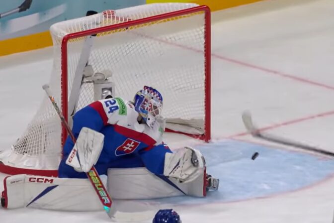 Brankár Patrik Rybár so zákrokom dňa na MS v hokeji 2025.