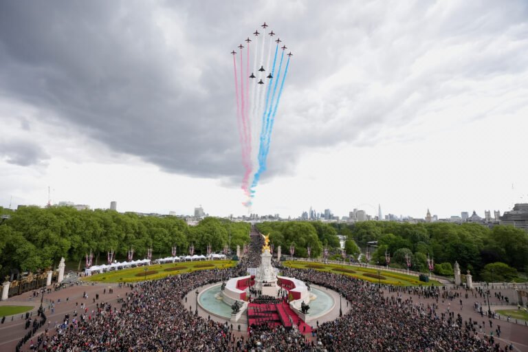 Vojenský prelet Mall Buckinghamský palác Londýn Deň víťazstva nad fašizmom