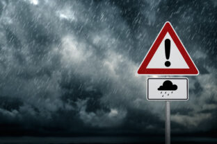 Búrky na Slovensku hrozia aj v nedeľu a meteorológovia vydali aj výstrahy.