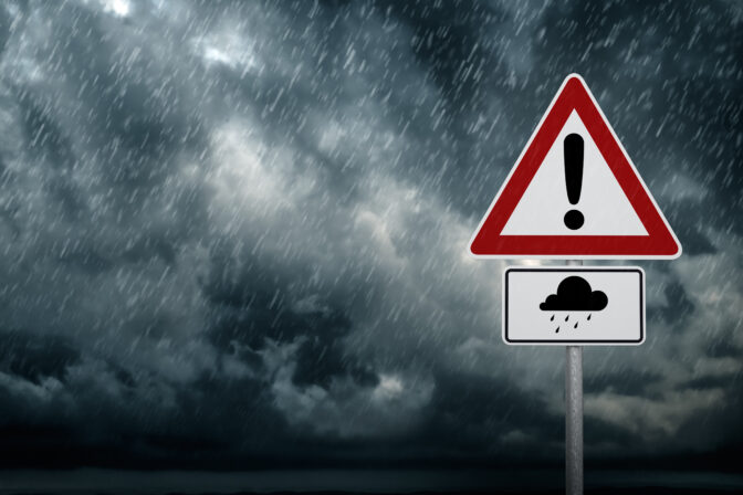 Búrky na Slovensku hrozia aj v nedeľu a meteorológovia vydali aj výstrahy.