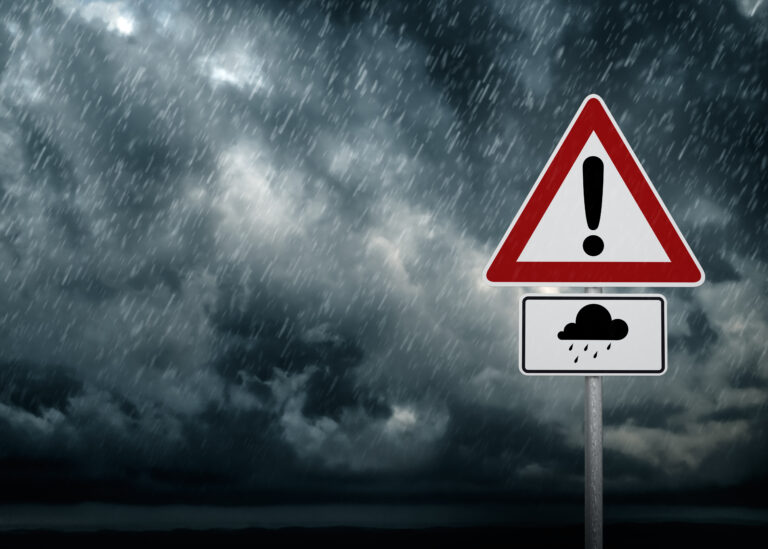 Búrky na Slovensku hrozia aj v nedeľu a meteorológovia vydali aj výstrahy.