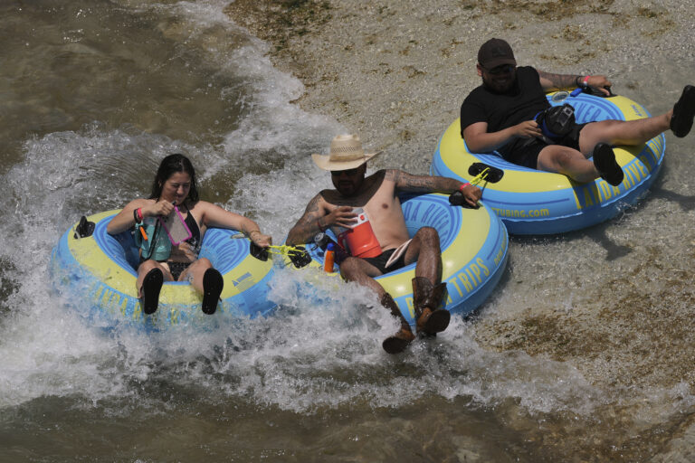 koleso plávajúce ľudia teplo rieka