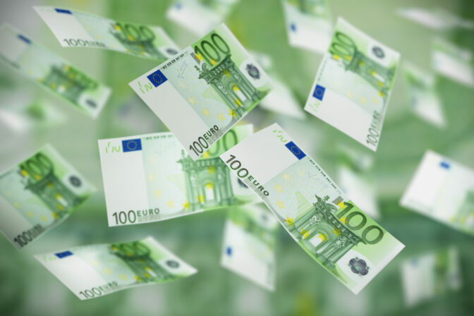 Peniaze, eurá, sto eur