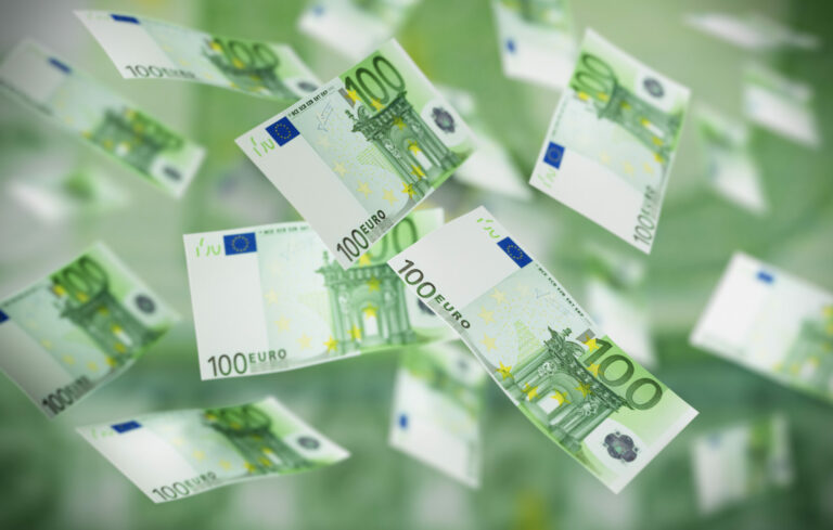 Peniaze, eurá, sto eur