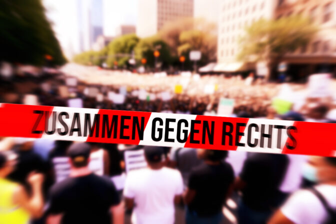 Eine Demonstration und Schild Zusammen Gegen Rechts