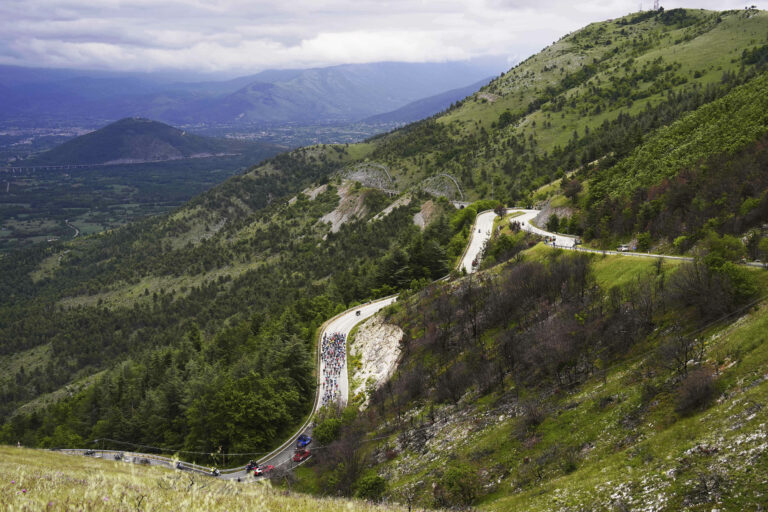 cyklisti obloha hory taliansko