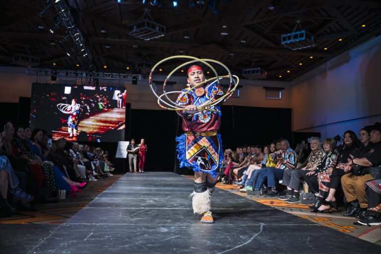 Kevin Dakota Duncan obručový tanec Native Fashion Show