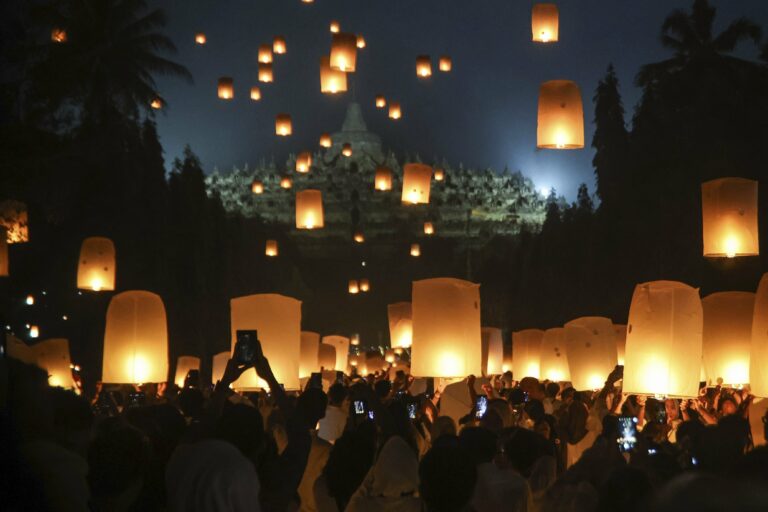 oslava Buddha lampáše ľudia Indonézia