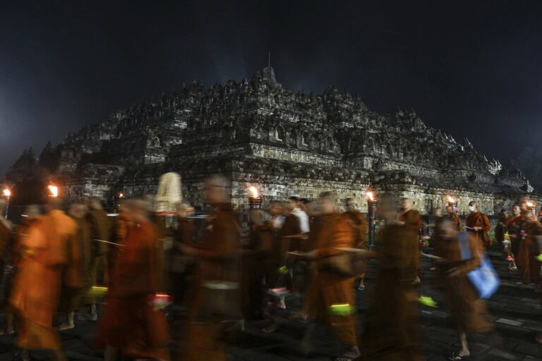 oslava Buddha lampáše ľudia Indonézia