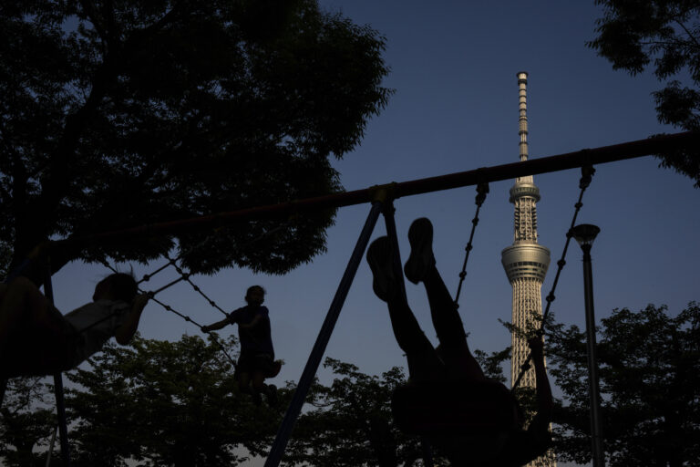 deti Tokio Skytree silueta