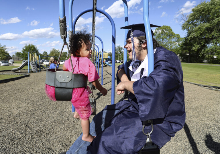 ľudia hojdačka študent