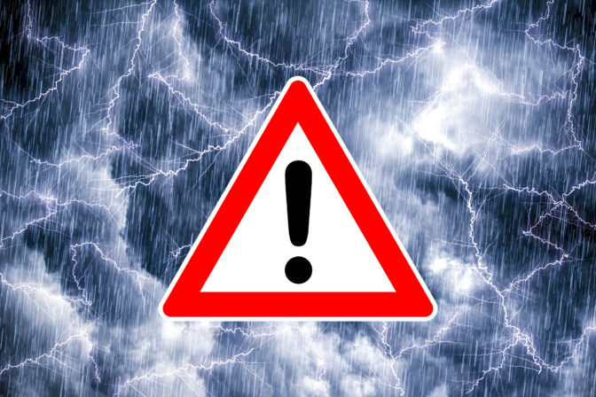 Meteorológovia vydali výstrahu pred búrkami aj na nedeľu.