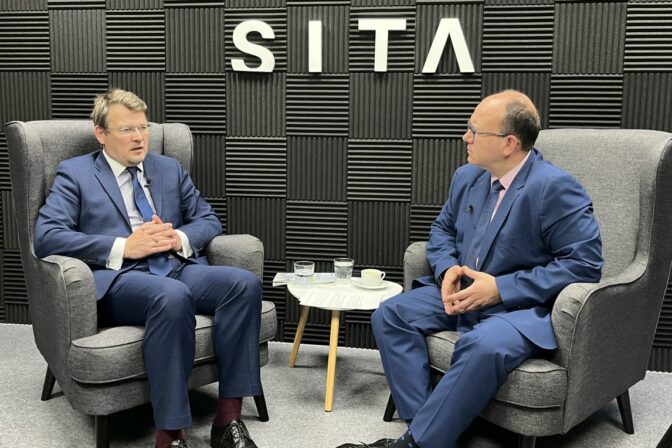 Miroslav Wlachovský v rozhovore s Róbertom Ondrejcsákom v podcaste Okno do sveta.