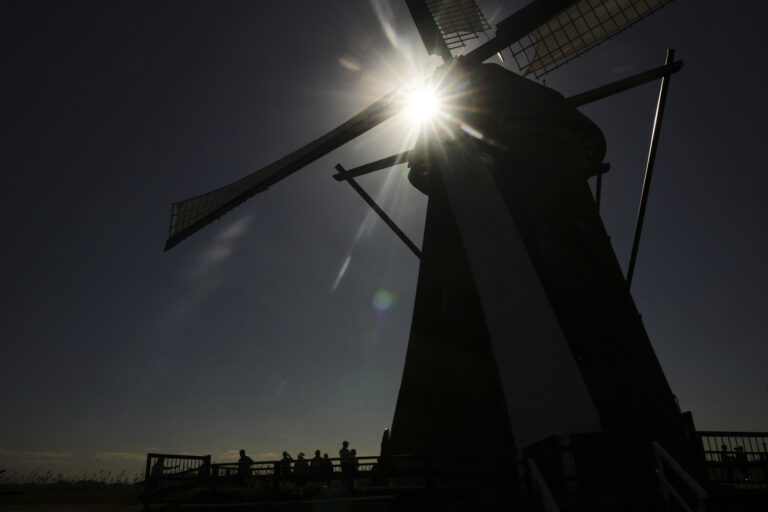 Veterný mlyn turisti Kinderdijk Holandsko