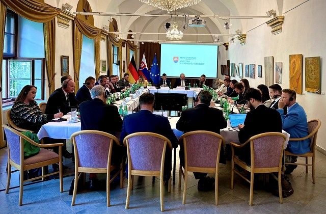 Ministerstvo vnútra, lobing, okrúhly stôl