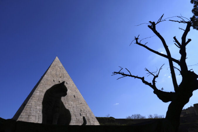 silueta mačka Cestiova pyramída Rím