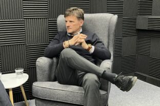 Poslanec Alojz Hlina (SaS) počas rozhovoru pre agentúru SITA.