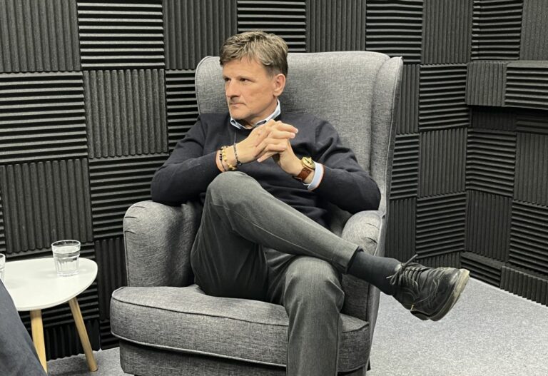 Poslanec Alojz Hlina (SaS) počas rozhovoru pre agentúru SITA.