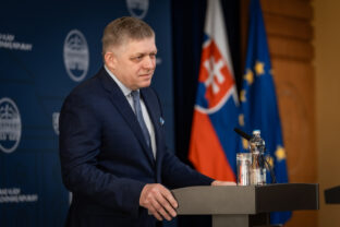 Premiér Robert Fico (Smer SD).