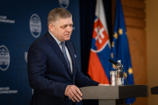 Premiér Robert Fico (Smer SD).