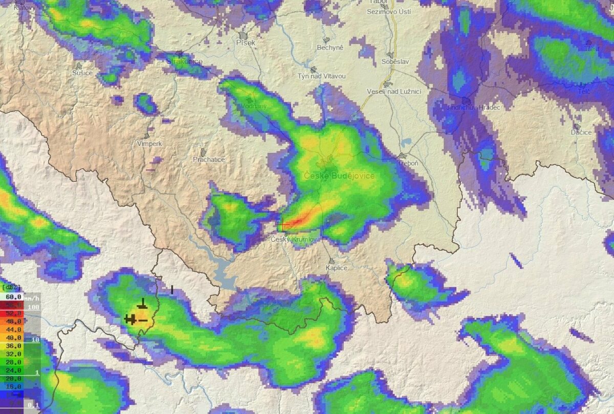 Približný okamih výskytu tornáda je zachytený aj na radarovej snímke červeným krížikom.