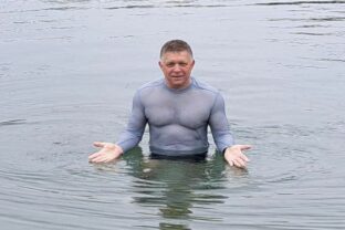Robert Fico na sociálnej sieti Facebook zverejnil fotky z ranného plávania.