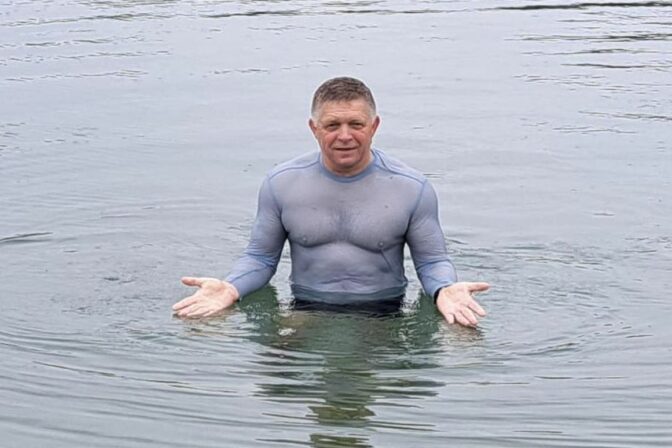 Robert Fico na sociálnej sieti Facebook zverejnil fotky z ranného plávania.
