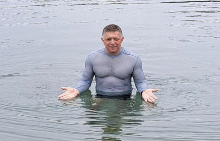 Robert Fico na sociálnej sieti Facebook zverejnil fotky z ranného plávania.