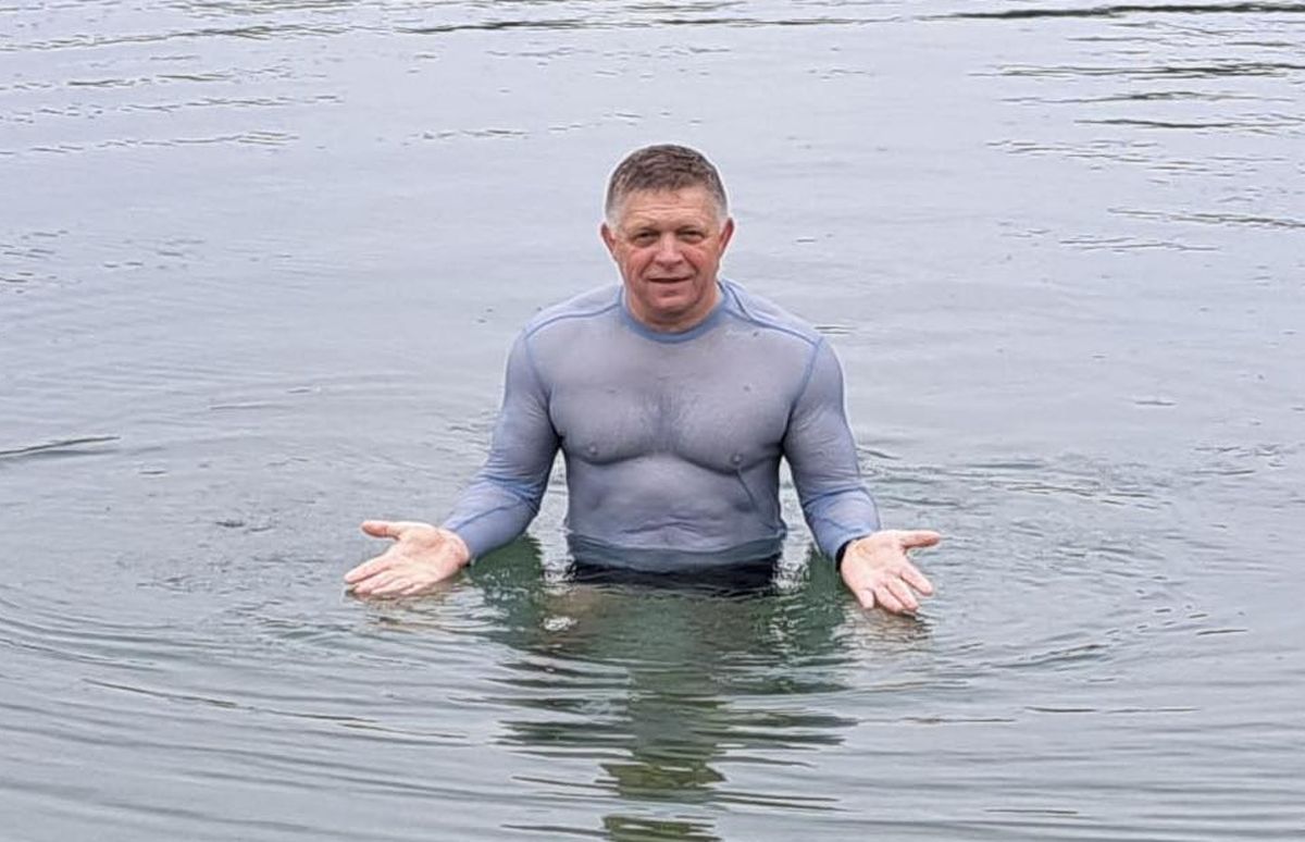 Robert Fico na sociálnej sieti Facebook zverejnil fotky z ranného plávania.
